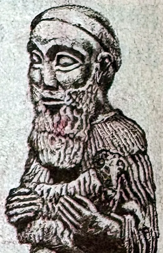 Steinfigur eines bärtigen Mannes mit Kappe und gefälteltem Gewand, die Hände vor der Brust zusammengelegt.