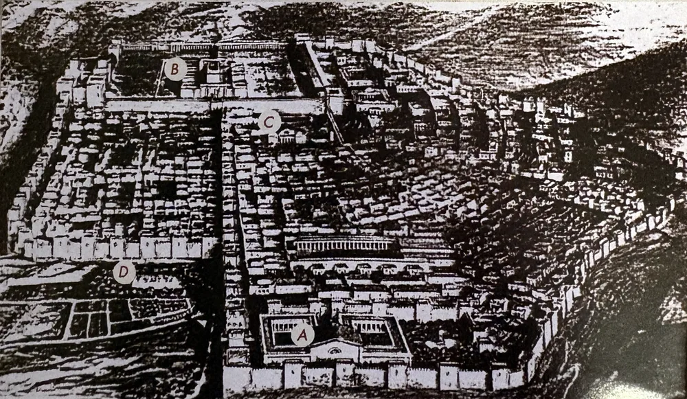 Schwarzweiße Zeichnung aus der Vogelschau: Die ummauerte Stadt Jerusalem mit dicht gedrängten Häusern, Straßenzügen und großen Palast- und Tempelanlagen, rechts hinter der Stadtmauer ein Berghang. Im Bild sind die Buchstaben A, B, C und D eingetragen.