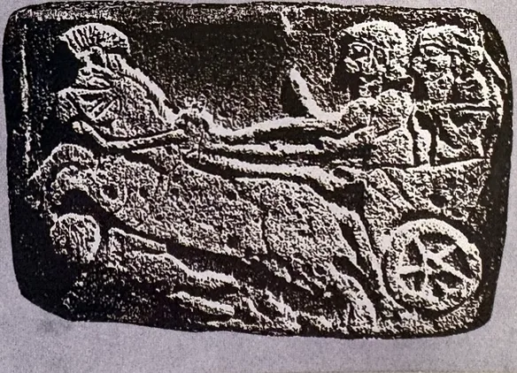Steinrelief: Ein Streitwagen mit großem Speichenrad, gezogen von einem galoppierenden Pferd; auf dem Wagen zwei Männer, einer mit Pfeil und Bogen.