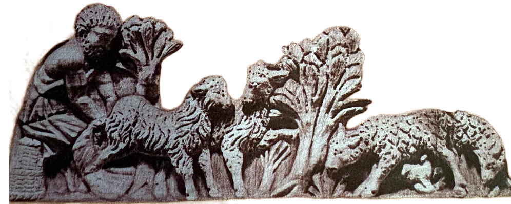 Foto eines antiken Steinreliefs: Links ein sitzender Hirte mit lockigem Haar, vor ihm mehrere Schafe zwischen stilisierten Bäumen.