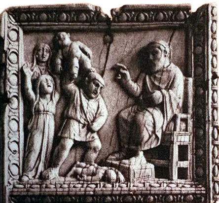 Foto einer Elfenbeintafel mit Perlstabrahmen: Rechts sitzt ein bärtiger Herrscher und weist mit der Hand; vor ihm hält ein Soldat ein Kind in die Höhe, links heben zwei Frauen klagend die Arme.