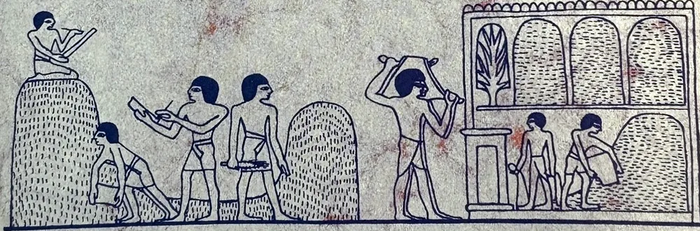 Strichzeichnung nach einer ägyptischen Grabmalerei: Links stehen Männer mit Stöcken und Schreiber mit Schreibtafeln, in der Mitte tragen und schütten Arbeiter Getreide zu einem Haufen, rechts ein Speichergebäude mit Treppe, auf dem Arbeiter Säcke abladen.