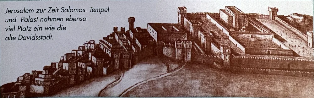 Zeichnung einer Stadtansicht: Auf einem lang gestreckten Hügel ziehen sich dicht gedrängte Häuser nach rechts hinauf zu einer großen, ummauerten Anlage mit Tempel und Palast; unten ein Tal mit Wegen. Oben links ist die Bildunterschrift ins Bild gedruckt.
