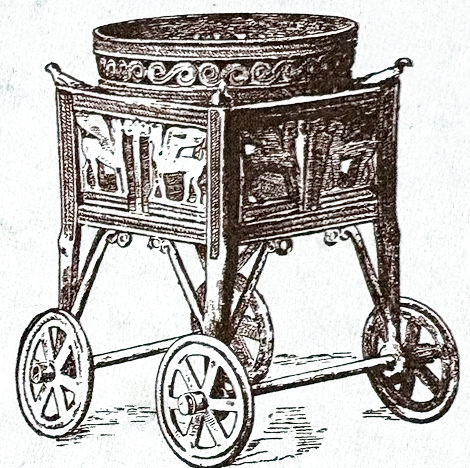 Rotbraune Zeichnung eines fahrbaren Kultgeräts: Auf einem kastenförmigen Gestell mit reliefverzierten Seitenwänden und schrägen Beinen sitzt ein rundes, ornamentiertes Becken; unten vier sechsspeichige Räder an Achsen.