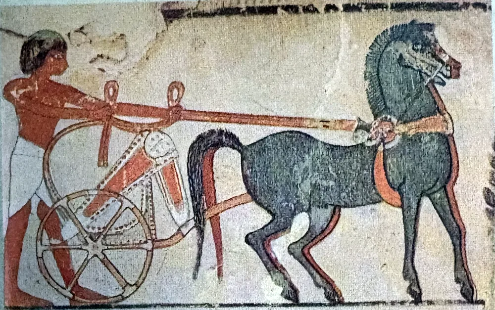 Farbige ägyptische Wandmalerei: Ein Mann mit rotbrauner Haut und weißem Schurz führt einen leeren, zweirädrigen Streitwagen mit sechsspeichigen Rädern an der Deichsel; davor steht ein angeschirrtes graublaues Pferd mit roter Mähnenzeichnung nach rechts. Oberfläche stellenweise abgeplatzt.