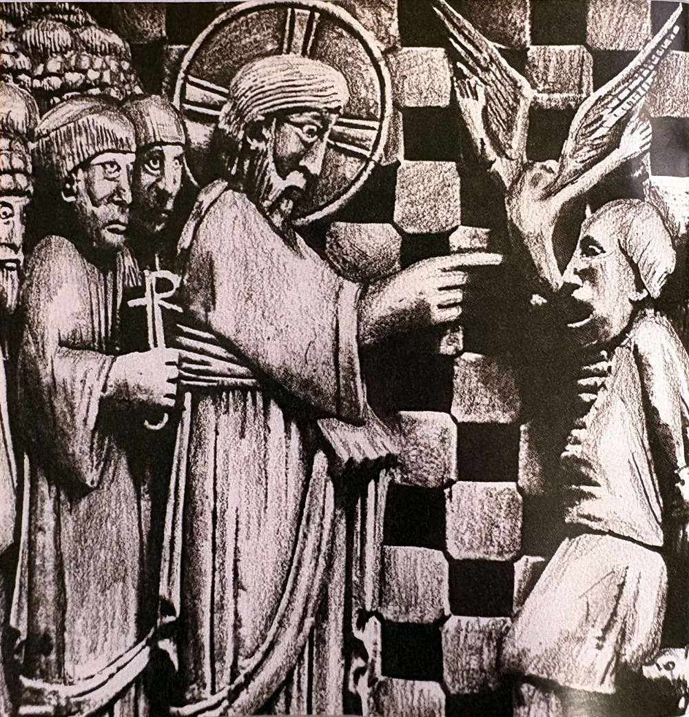 Schwarzweißfoto eines Steinreliefs: Jesus mit Kreuznimbus streckt die rechte Hand mit ausgestrecktem Zeigefinger zum Mund eines Mannes rechts, über dem ein geflügeltes Wesen davonfliegt; links stehen Männer mit Kappen, einer hält einen Stab mit dem Christusmonogramm; im Hintergrund ein Schachbrettmuster.