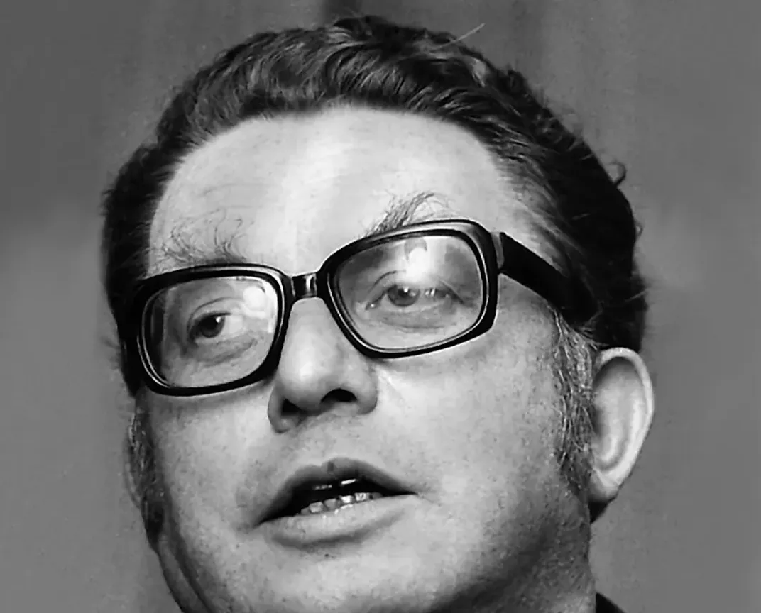 Detlev E. Otto am Mikrofon, Schwarzweißfoto