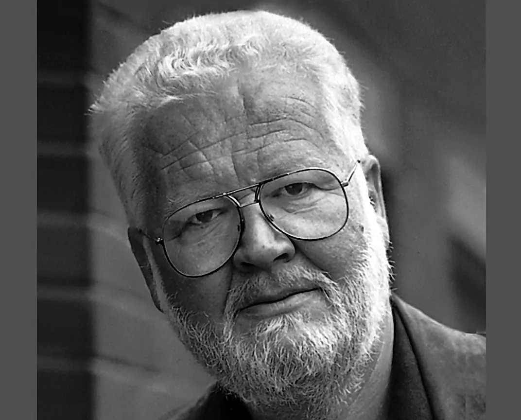 Prof. Dr. Dietrich Steinbeck am Mikrofon, Schwarzweißfoto