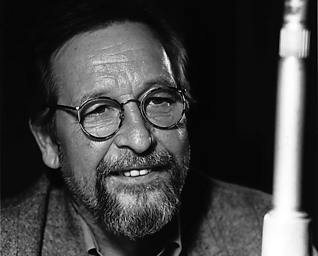 Florian Barckhausen am Mikrofon, Schwarzweißfoto