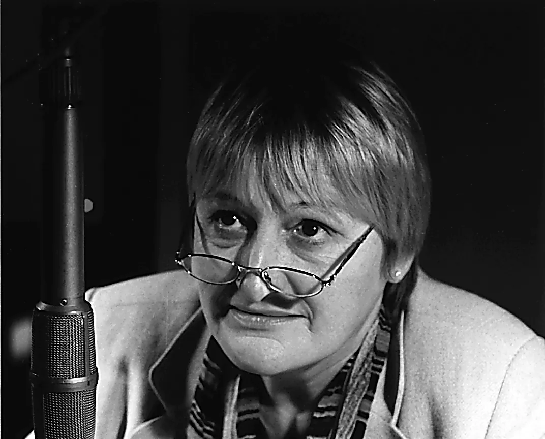 Inge Bongers am Mikrofon, Schwarzweißfoto