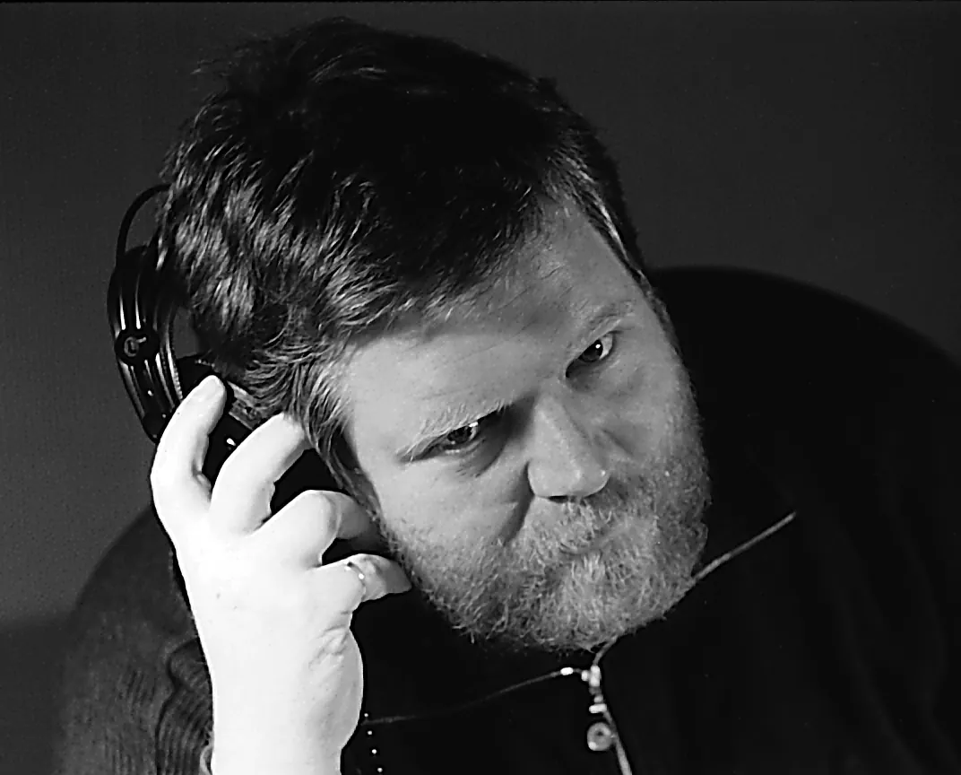 Jürgen Gressel am Mikrofon, Schwarzweißfoto