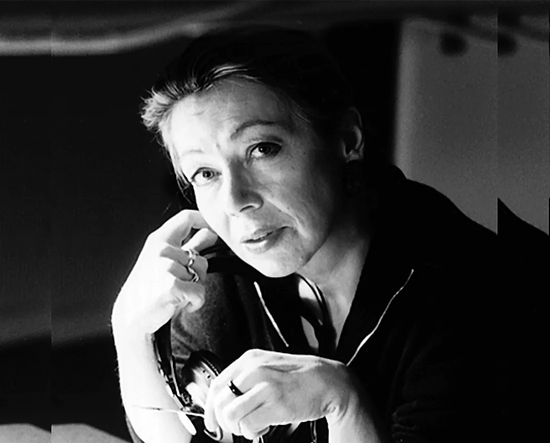 Juliane Bartel am Mikrofon, Schwarzweißfoto