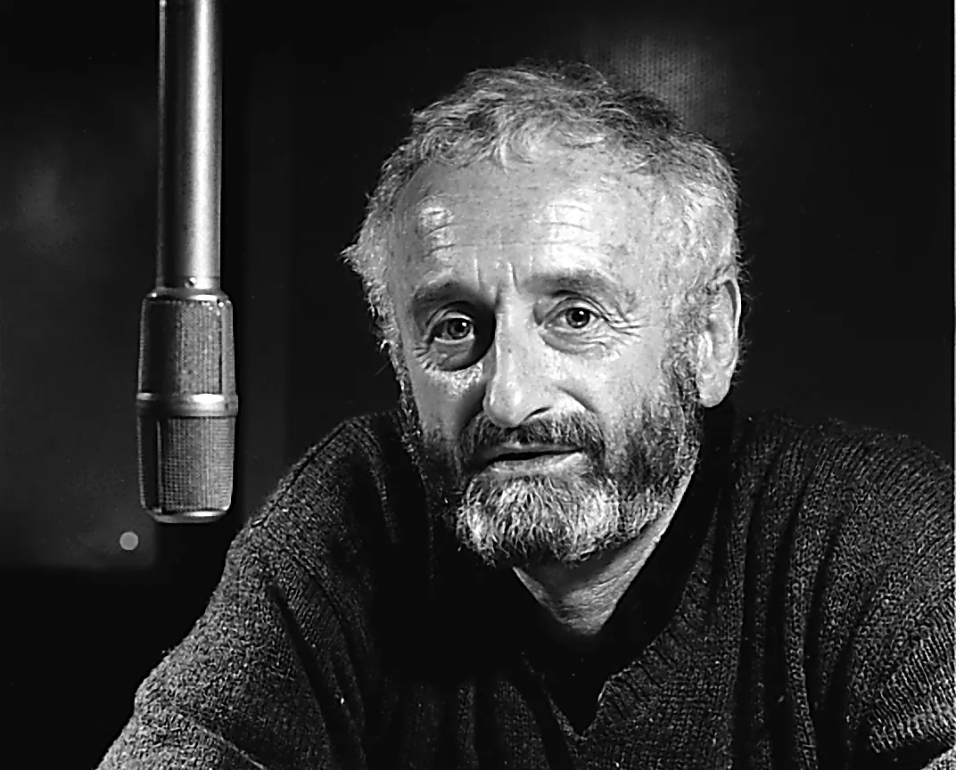 Manfred Voegele am Mikrofon, Schwarzweißfoto