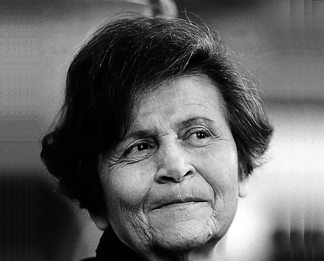 Ruth Lapide am Mikrofon, Schwarzweißfoto